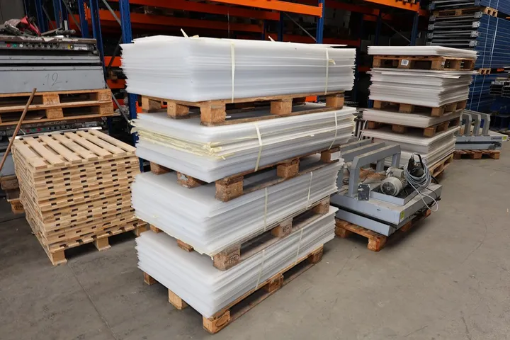 Konvolut Kunststoffplatten mit Paletten ohne Palette